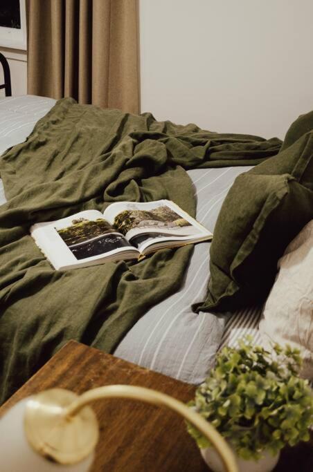 Harrys House Warburton - Peaceful Riverside Cottage In The Perfect Location Esterno foto
